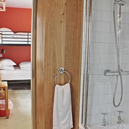 Lumely Fee Bunkhouse Apartahotel 3*